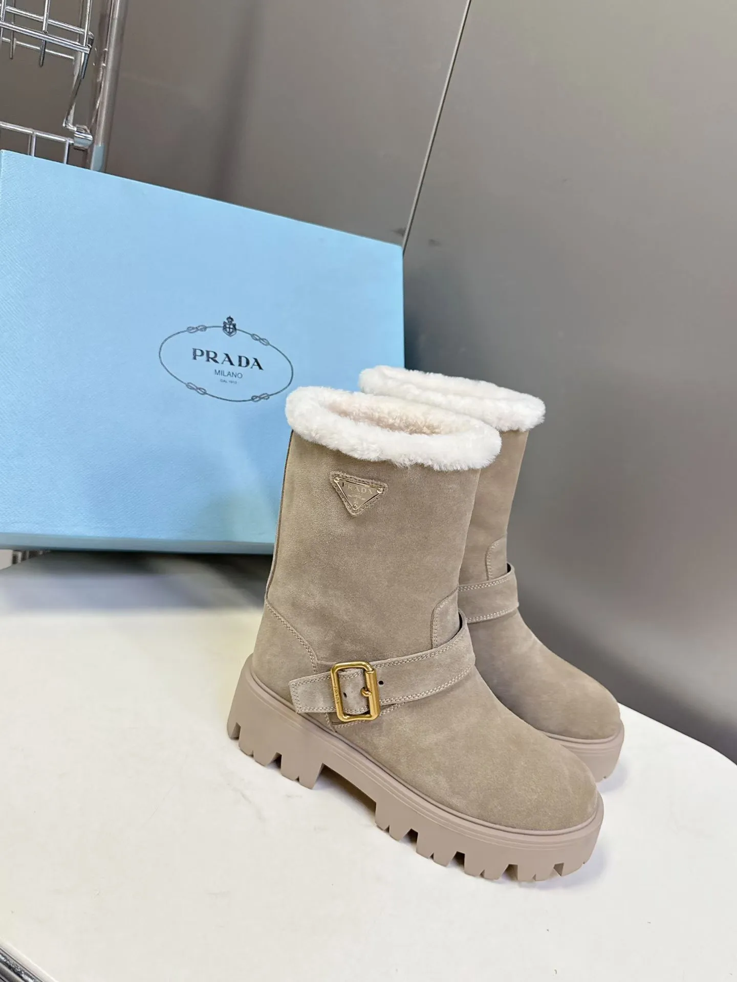 👟👟Ex-factory price 660👟👟 PRADA Prada's latest fall and winter triangular logo slip-on furry boots. There are many celebrities and Internet celebrities. A series that cannot be bought in winter. It is definitely this year's big hit. It is very good-looking. Simple upper design. Highly brand-recognizable triangle logo embellishment. Full of details. The upper foot is large and slim, and the legs are slim. This piece is just right. The outsole height is 5CM, which can instantly increase your height. It is a perfect tool for heightening. The whole series uses a variety of imported materials: polished and waxed calf leather, high mercerized cow suede, real wool lining, super warm, original combined rubber foam outsole, light and comfortable, Size: 35-41 (40 41 customized, non-refundable) 3044